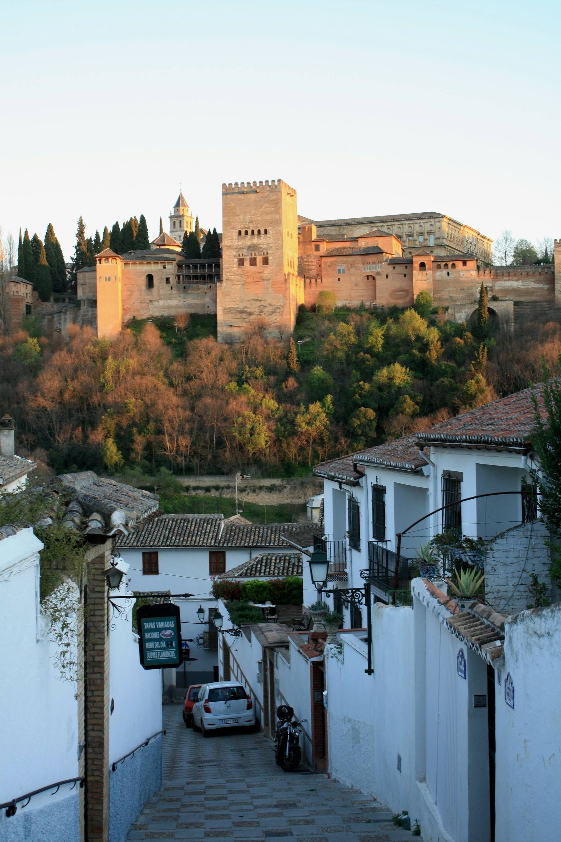 Callejón del Albaicín con la Alhambra al fondo, Granada